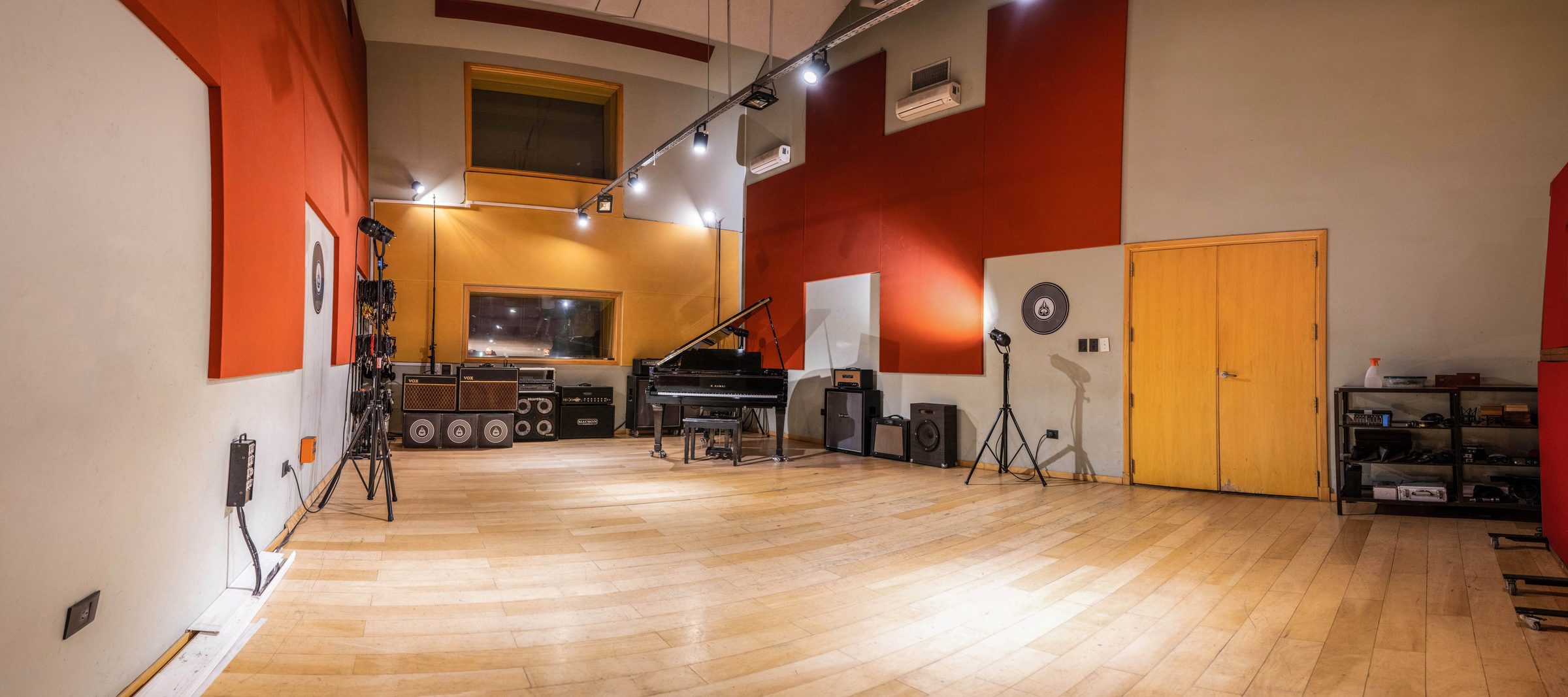 La sala grande de Camarón Brujo